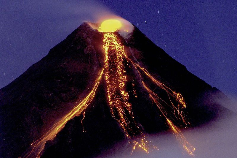 Mayon Volcano erupting on 29 December 2009 (image)