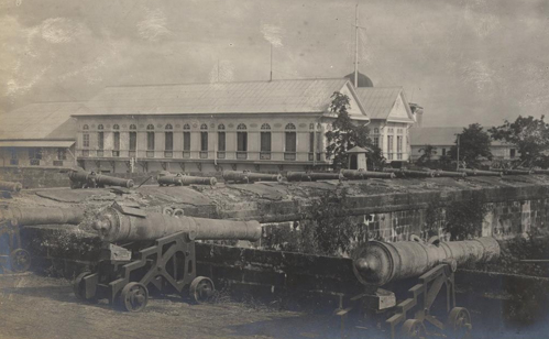 Spanish guns on the walls of Intramuros, Manila, 1898 (image)