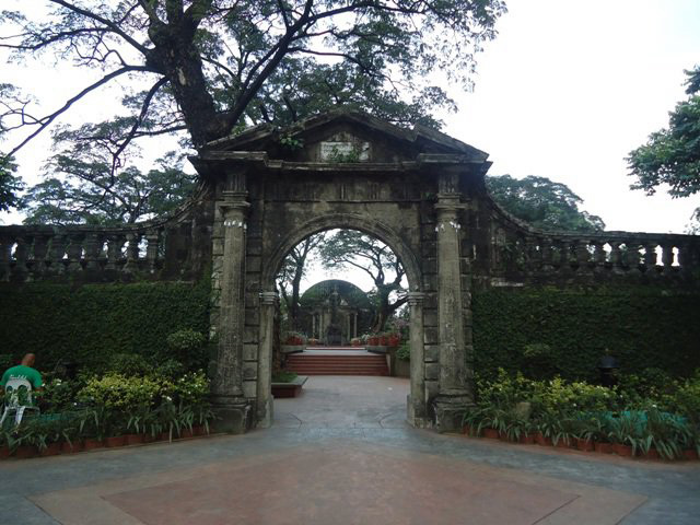 Paco Park gate, Manila (image)